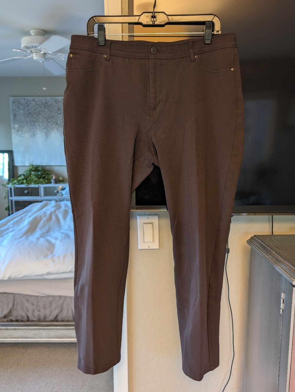 Chico's So Slimming Brown Women's Pants - Size 2.5 ( L/XL) Short